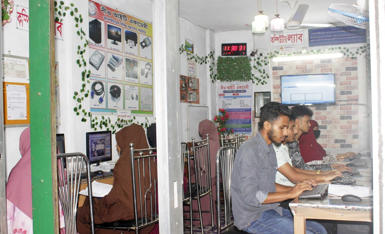 কম্পিউটারের ব্যবহারিক ক্লাসের ছবি