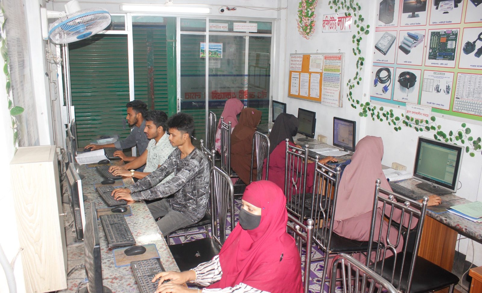 কম্পিউটার ল্যাবে ছাত্র-ছাত্রীদের ছবি